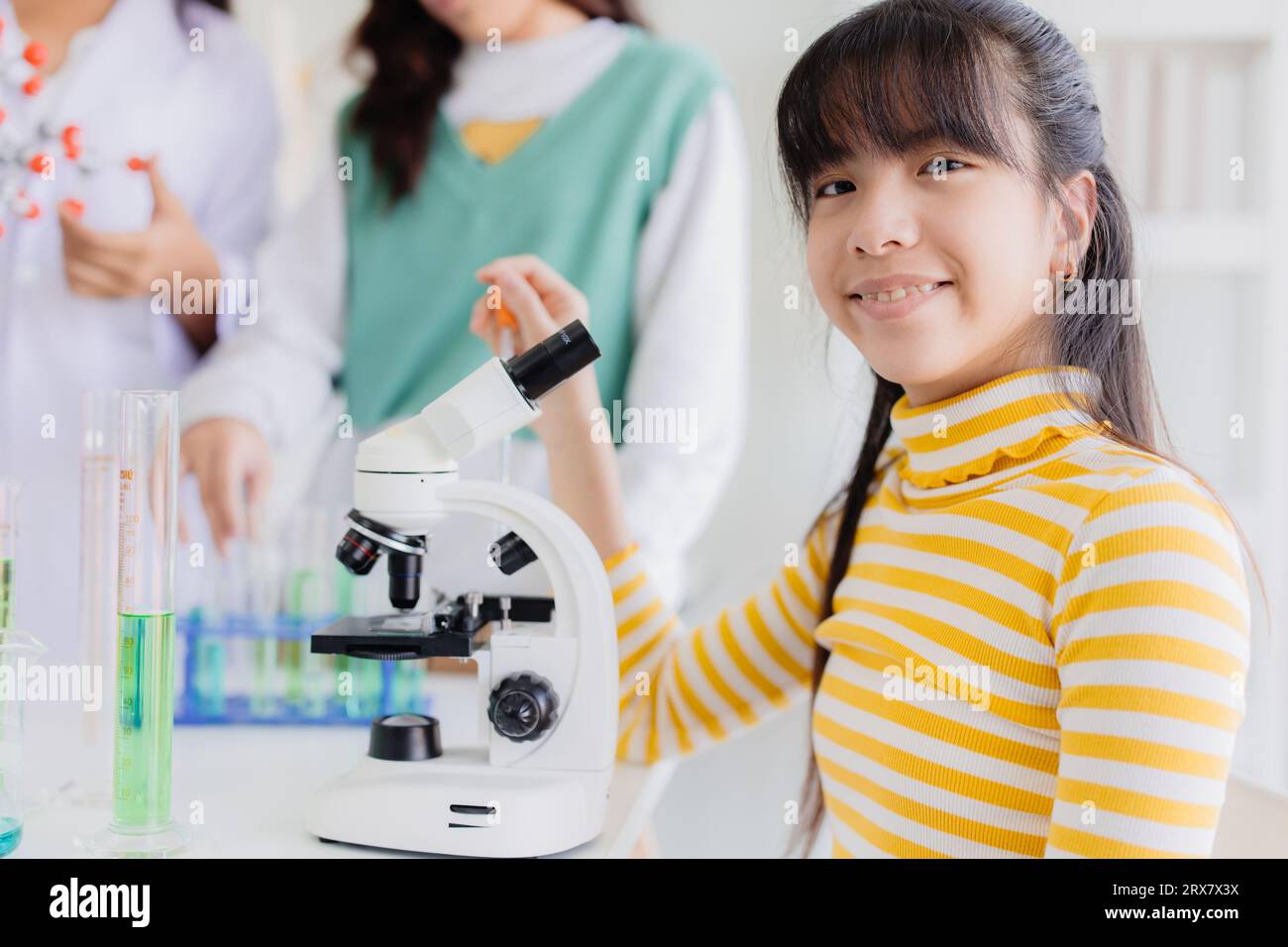Porträt kluges junges asiatisches Teenie-Mädchen Lernen und spielen in der Schule experimentelles chemisches Wissenschaftslabor glücklich lächeln Stockfoto