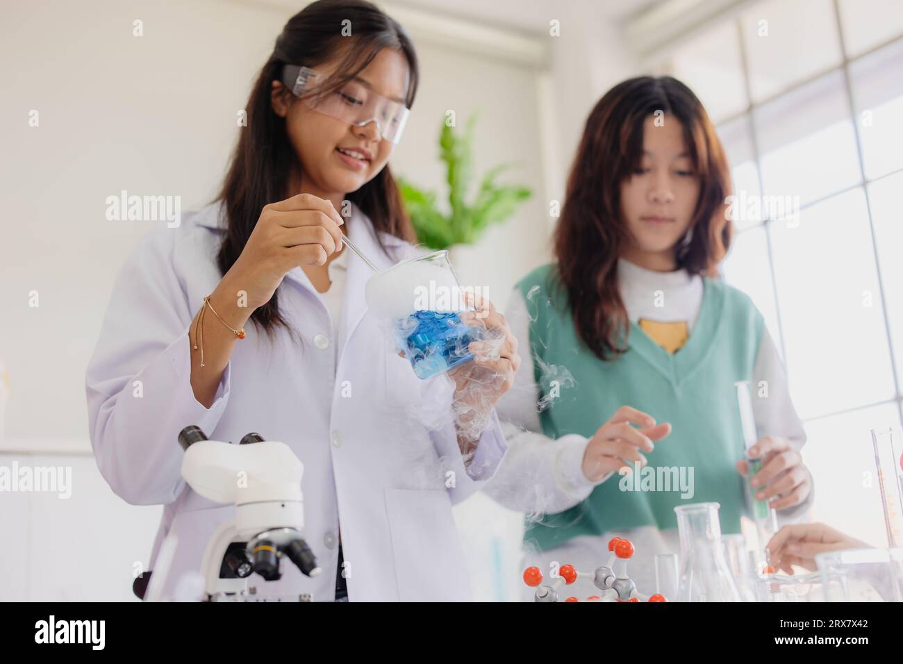 Kinder Teen Rolle spielen Wissenschaftler auf Fun Science Chemielabor Workshop zum Lernen Bildung in der Schule Stockfoto