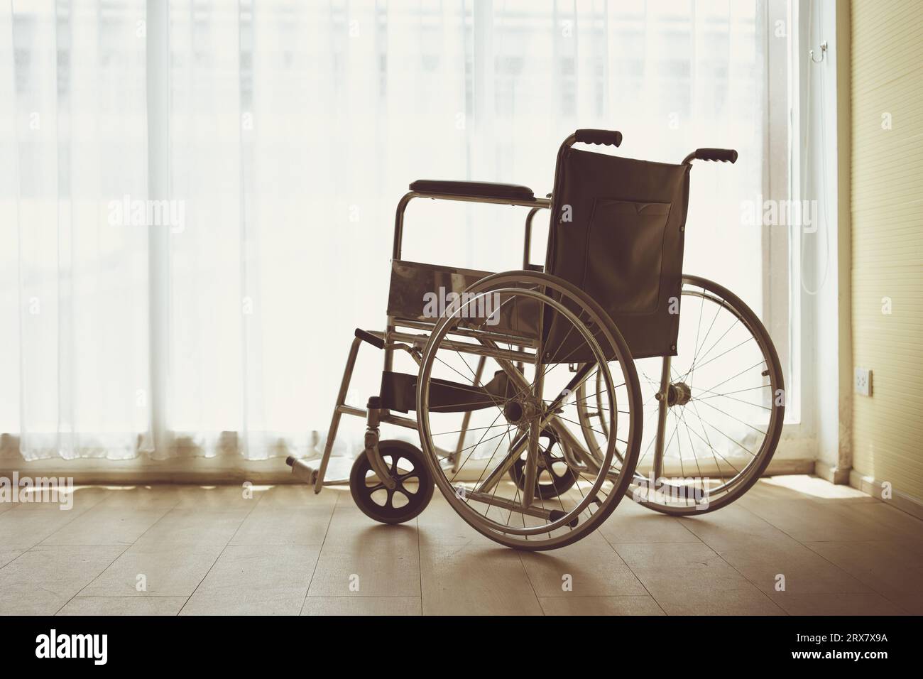 Leerer Rollstuhl zu Hause Vintage-Ton für Trauer Traurigkeit vergehen Verlust geliebte ältere Menschen Stockfoto