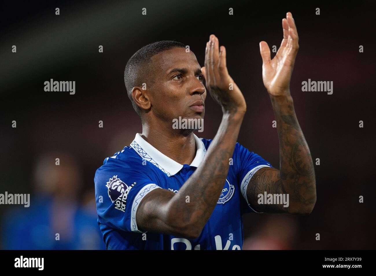 London, Großbritannien. September 2023; Gtech Community Stadium, Brentford, London, England; Premier League Football, Brentford versus Everton; Ashley Young of Everton würdigt seine Fans Credit: Action Plus Sports Images/Alamy Live News Stockfoto