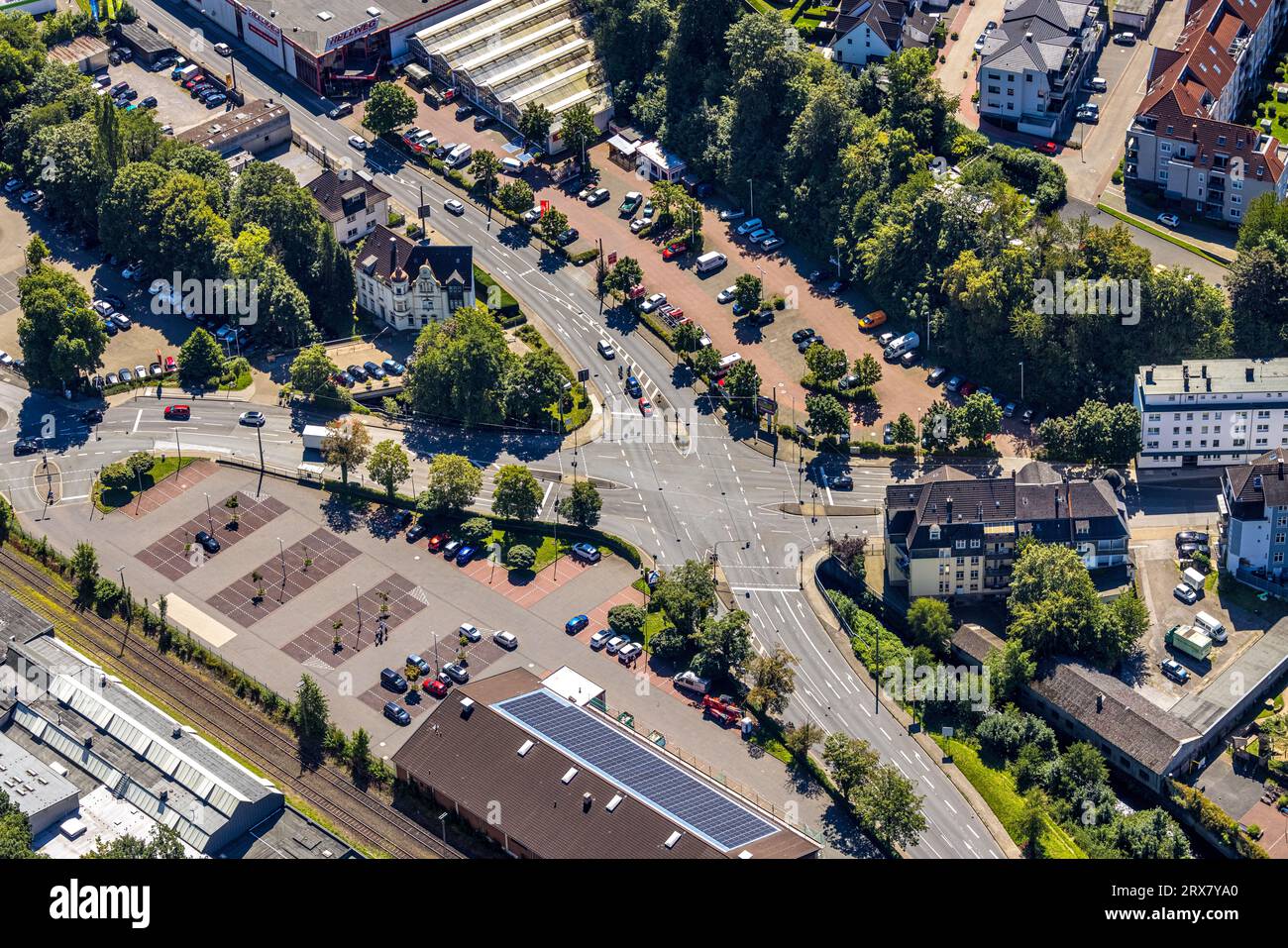 Luftaufnahme, Straßenkreuz Neustraße, Voerder Straße und Milsper Straße, Parkplatz Aldi, Altenvoerde, Ennepetal, Ruhrgebiet, Nordrhein-Westp Stockfoto