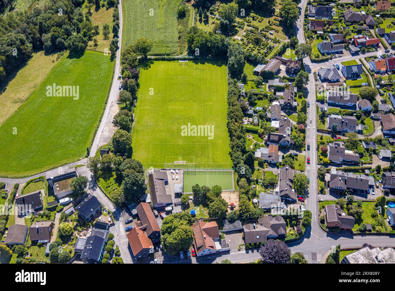 Luftaufnahme, Sportfeld Rüggeberg, Freifläche auf dem Friedhof, Ennepetal, Ruhrgebiet, Nordrhein-Westfalen, Deutschland, DE, Europa, Fußballfeld, Aeri Stockfoto