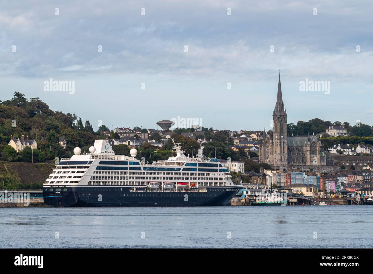 Das Kreuzfahrtschiff „Azamara Journey“ legt am Cobh Cruise Terminal, Cobh, County Cork, Irland, an. Stockfoto