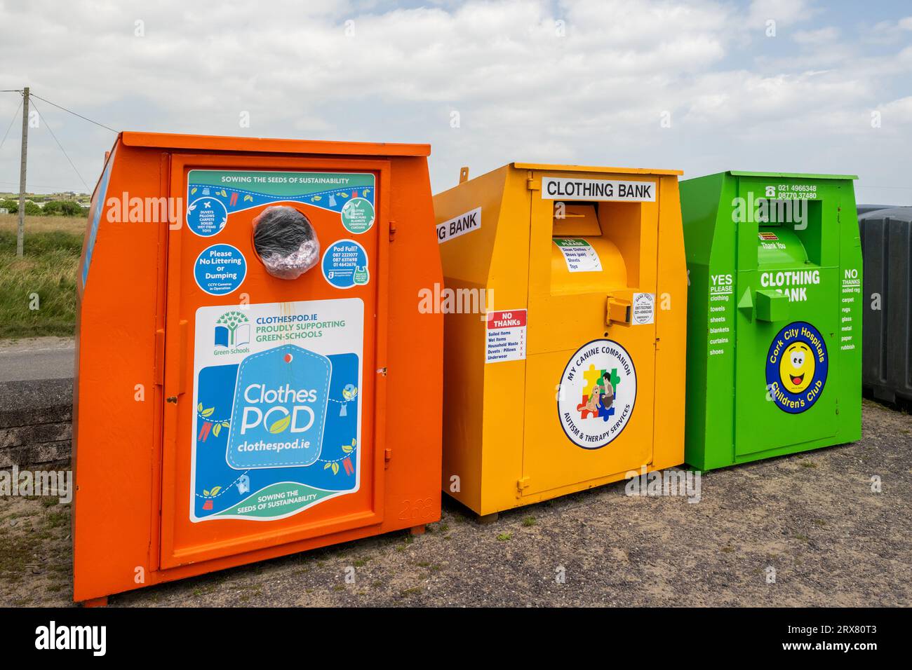 Recycling-Banken für Wohltätigkeitsbekleidung in Irland. Stockfoto