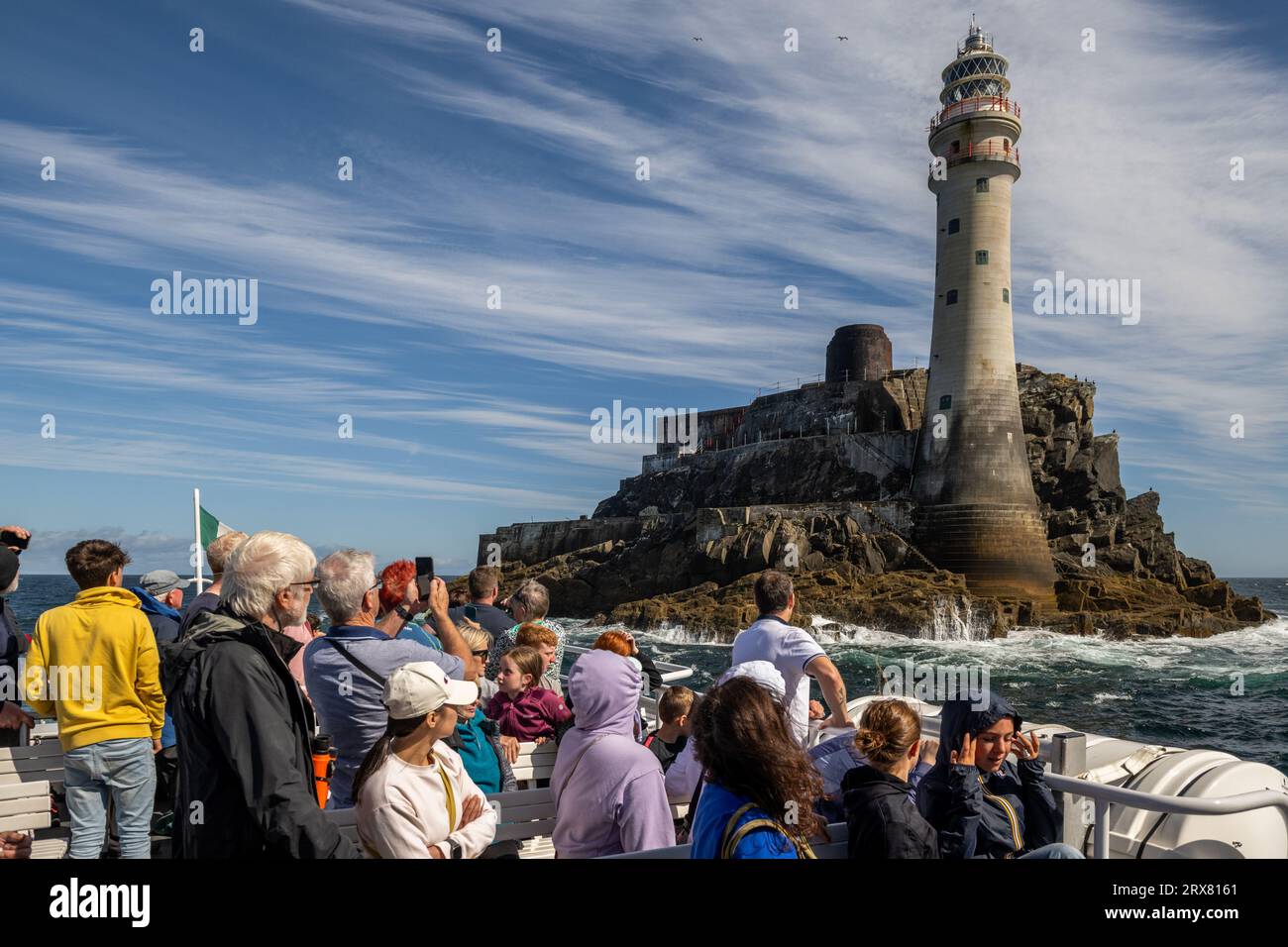 Cape Clear Fähre 'Carraig Aonair' am Fastnet Lighthouse oder 'Ireland's Teardrop', West Cork, Irland. Stockfoto