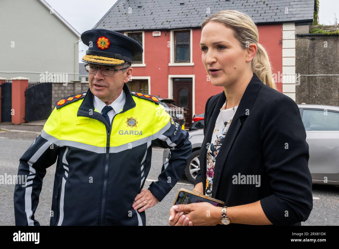 Ein Garda-Siochána-Kommissar Drew Harris und die irische Justizministerin Helen McEntee TD. Stockfoto