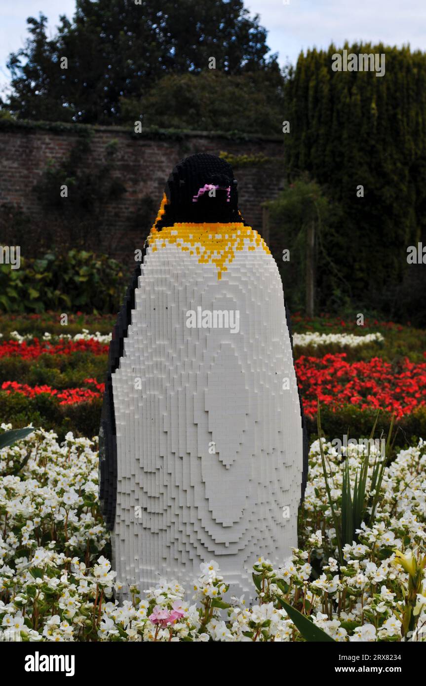 LEGO Ziegelskulptur gefährdeter Tiere aus aller Welt – ausgestellt in Sewerby Gardens, East Yorkshire, England. Kaiserpinguin Stockfoto