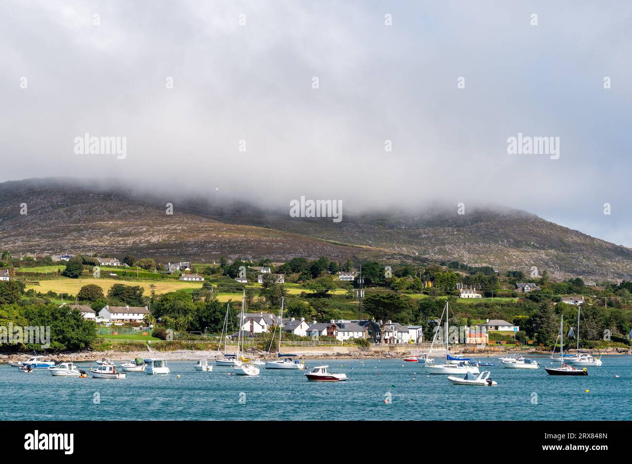 Mount Gabriel bedeckt von einer niedrigen Wolke in Schull, West Cork, Irland. Stockfoto