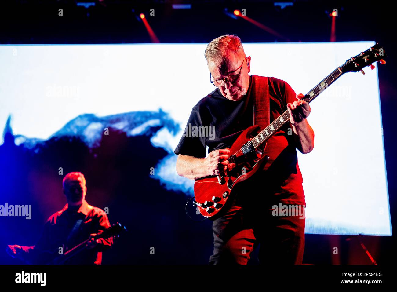 Amsterdam, Niederlande. September 2023. AMSTERDAM - die Band New Order mit dem Leadsänger und Gitarristen Bernard Sumner während eines Konzerts im Ziggo Dome. Die englische Band spielt zum ersten Mal in diesem Amsterdamer Konzertsaal. ANP PAUL BERGEN netherlands Out - belgium Out Credit: ANP/Alamy Live News Stockfoto