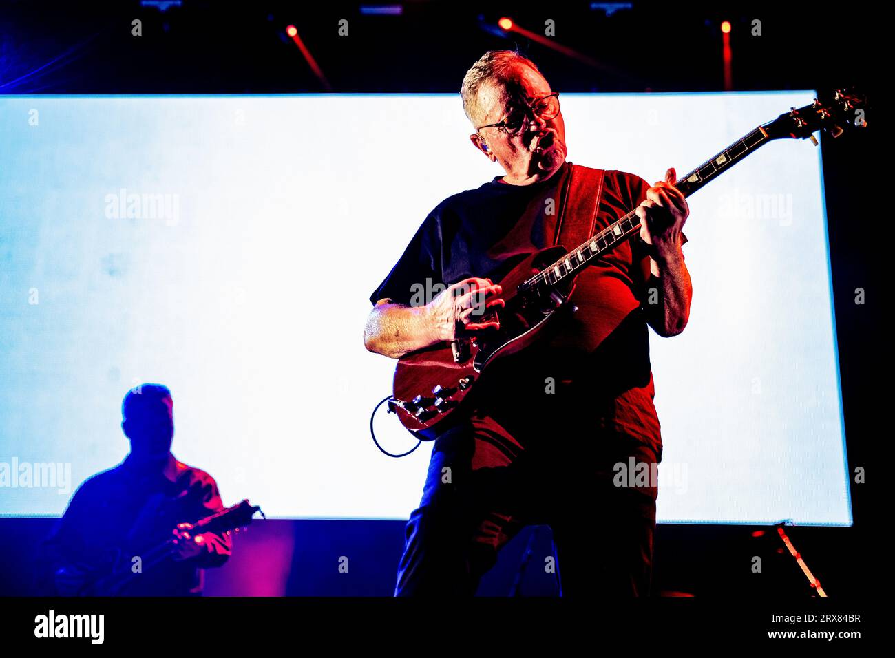 Amsterdam, Niederlande. September 2023. AMSTERDAM - die Band New Order mit dem Leadsänger und Gitarristen Bernard Sumner während eines Konzerts im Ziggo Dome. Die englische Band spielt zum ersten Mal in diesem Amsterdamer Konzertsaal. ANP PAUL BERGEN netherlands Out - belgium Out Credit: ANP/Alamy Live News Stockfoto