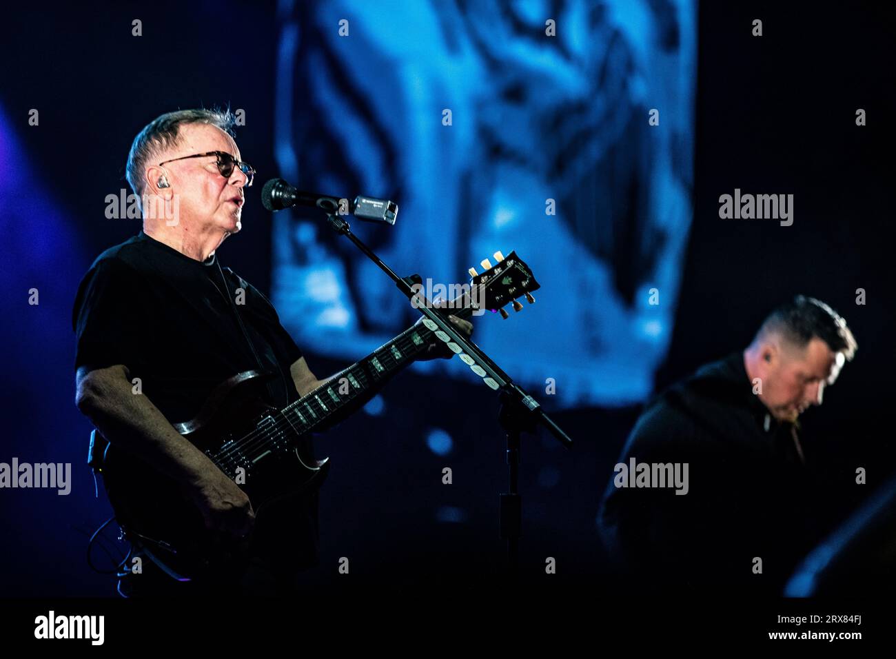 Amsterdam, Niederlande. September 2023. AMSTERDAM - die Band New Order mit dem Leadsänger und Gitarristen Bernard Sumner während eines Konzerts im Ziggo Dome. Die englische Band spielt zum ersten Mal in diesem Amsterdamer Konzertsaal. ANP PAUL BERGEN netherlands Out - belgium Out Credit: ANP/Alamy Live News Stockfoto