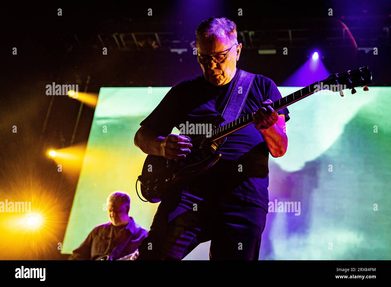 Amsterdam, Niederlande. September 2023. AMSTERDAM - die Band New Order mit dem Leadsänger und Gitarristen Bernard Sumner während eines Konzerts im Ziggo Dome. Die englische Band spielt zum ersten Mal in diesem Amsterdamer Konzertsaal. ANP PAUL BERGEN netherlands Out - belgium Out Credit: ANP/Alamy Live News Stockfoto
