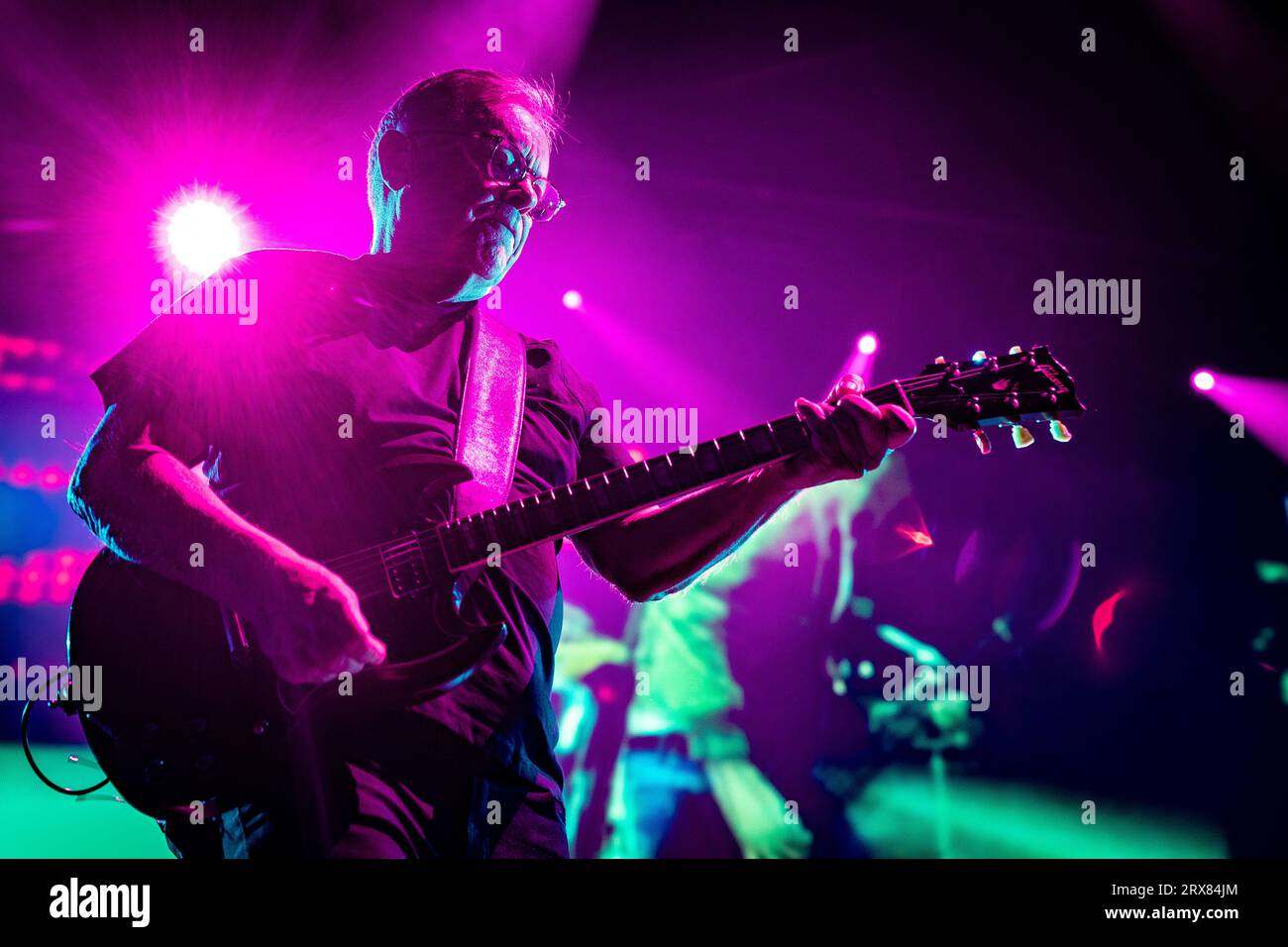 Amsterdam, Niederlande. September 2023. AMSTERDAM - die Band New Order mit dem Leadsänger und Gitarristen Bernard Sumner während eines Konzerts im Ziggo Dome. Die englische Band spielt zum ersten Mal in diesem Amsterdamer Konzertsaal. ANP PAUL BERGEN netherlands Out - belgium Out Credit: ANP/Alamy Live News Stockfoto