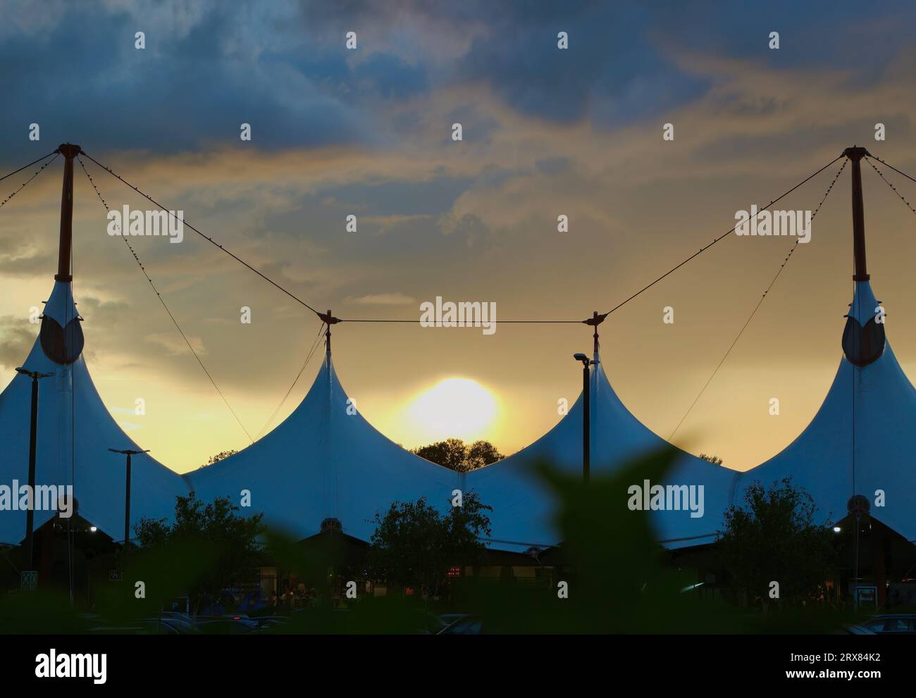 Ashford Designer Outlet Einkaufszentrum mit einem dramatischen Himmel bei Sonnenuntergang Ashford Kent England Großbritannien Stockfoto