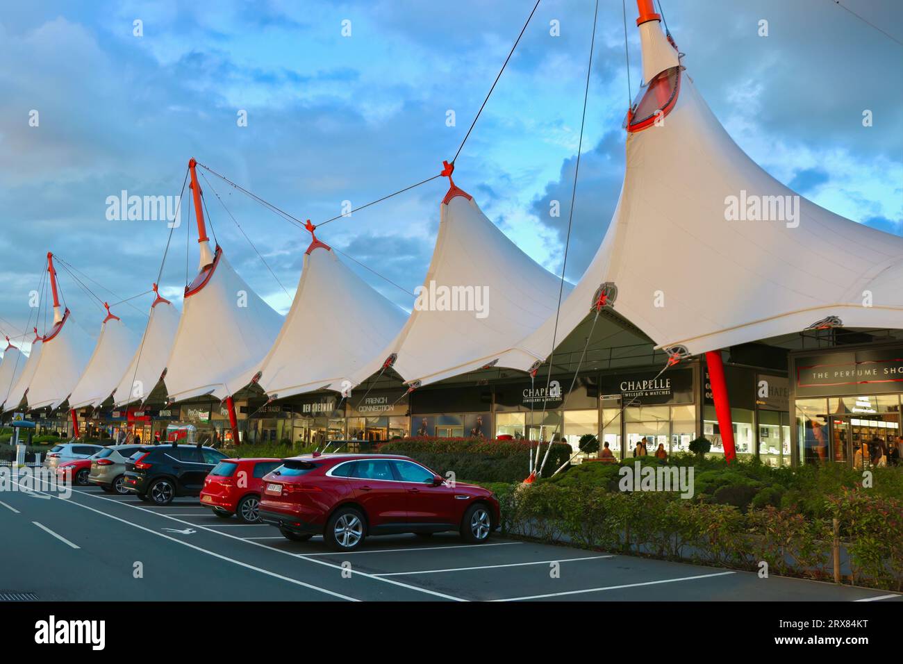 Blick vom Parkplatz im Ashford Designer Outlet Einkaufszentrum Ashford Kent England Großbritannien Stockfoto