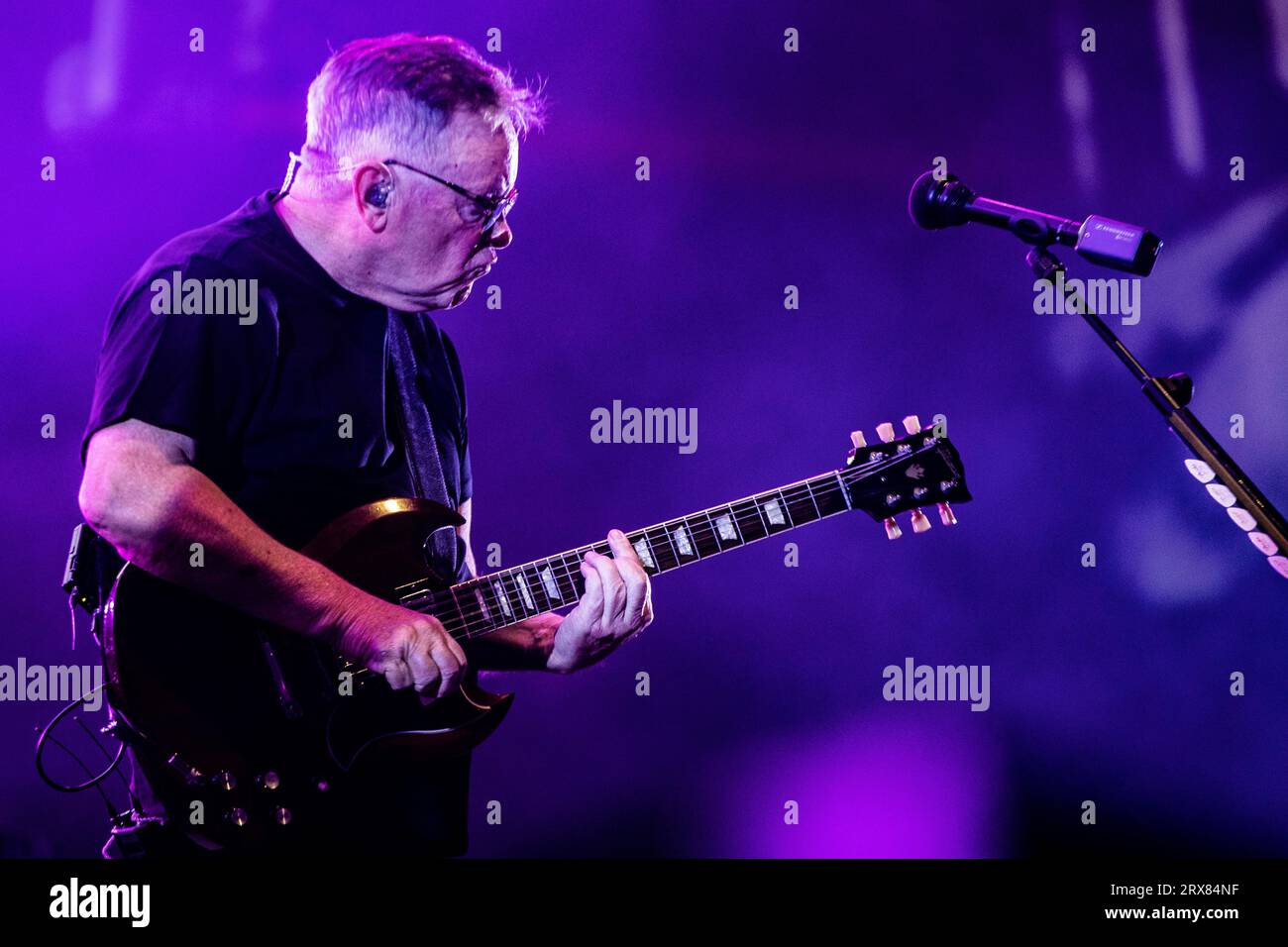 Amsterdam, Niederlande. September 2023. AMSTERDAM - die Band New Order mit dem Leadsänger und Gitarristen Bernard Sumner während eines Konzerts im Ziggo Dome. Die englische Band spielt zum ersten Mal in diesem Amsterdamer Konzertsaal. ANP PAUL BERGEN netherlands Out - belgium Out Credit: ANP/Alamy Live News Stockfoto