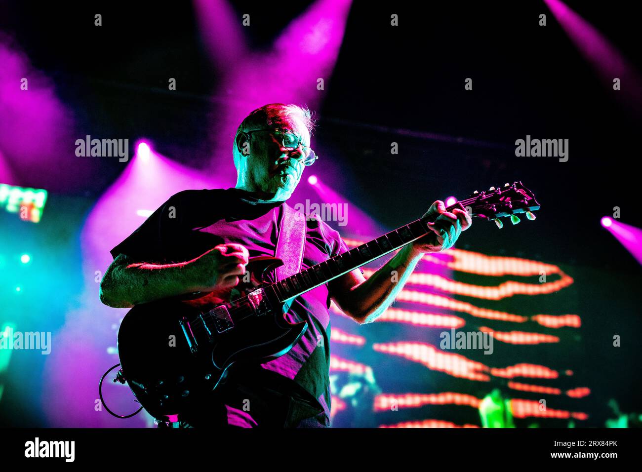 Amsterdam, Niederlande. September 2023. AMSTERDAM - die Band New Order mit dem Leadsänger und Gitarristen Bernard Sumner während eines Konzerts im Ziggo Dome. Die englische Band spielt zum ersten Mal in diesem Amsterdamer Konzertsaal. ANP PAUL BERGEN netherlands Out - belgium Out Credit: ANP/Alamy Live News Stockfoto