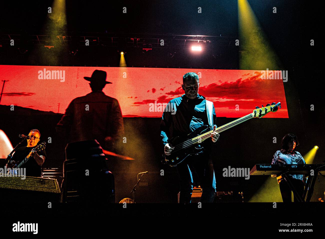 Amsterdam, Niederlande. September 2023. AMSTERDAM - die Band New Order mit dem Leadsänger und Gitarristen Bernard Sumner während eines Konzerts im Ziggo Dome. Die englische Band spielt zum ersten Mal in diesem Amsterdamer Konzertsaal. ANP PAUL BERGEN netherlands Out - belgium Out Credit: ANP/Alamy Live News Stockfoto