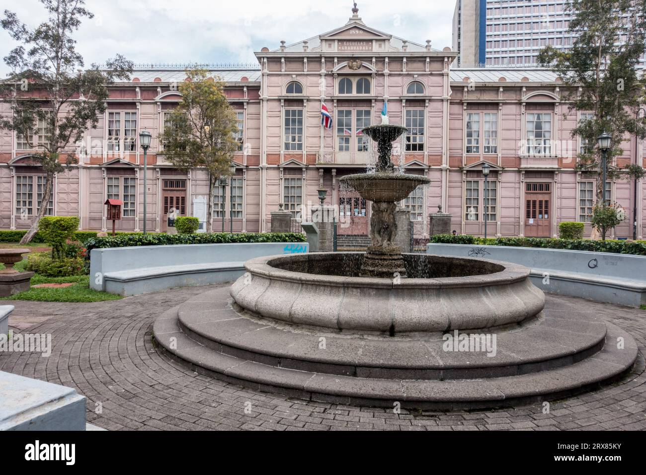 Wasserbrunnen vor dem historischen Metallschulgebäude in San José, Costa Rica. Stockfoto