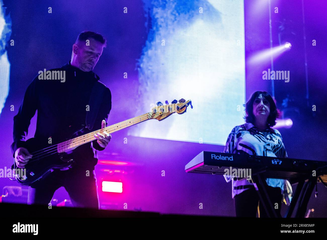 Amsterdam, Niederlande. September 2023. AMSTERDAM - die Band New Order mit dem Bassisten Tom Chapman und dem Keyboarder Gillian Gilbert während eines Konzerts im Ziggo Dome. Die englische Band spielt zum ersten Mal in diesem Amsterdamer Konzertsaal. ANP PAUL BERGEN netherlands Out - belgium Out Credit: ANP/Alamy Live News Stockfoto