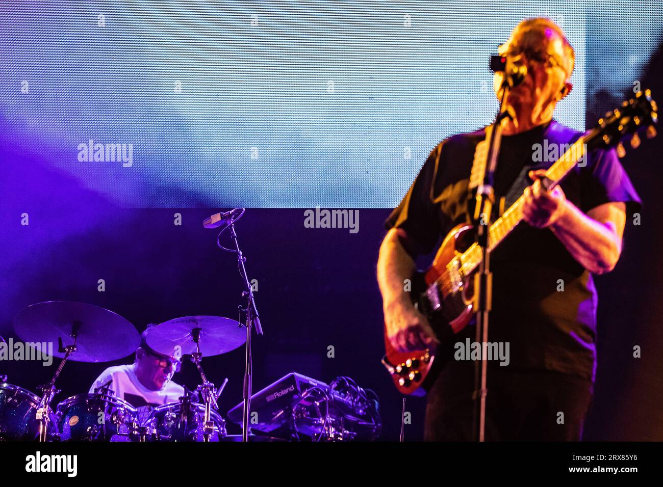 Amsterdam, Niederlande. September 2023. AMSTERDAM - die Band New Order mit dem Leadsänger und Gitarristen Bernard Sumner während eines Konzerts im Ziggo Dome. Die englische Band und Schlagzeuger Stephen Morris spielen zum ersten Mal in diesem Amsterdamer Konzertsaal. ANP PAUL BERGEN netherlands Out - belgium Out Credit: ANP/Alamy Live News Stockfoto