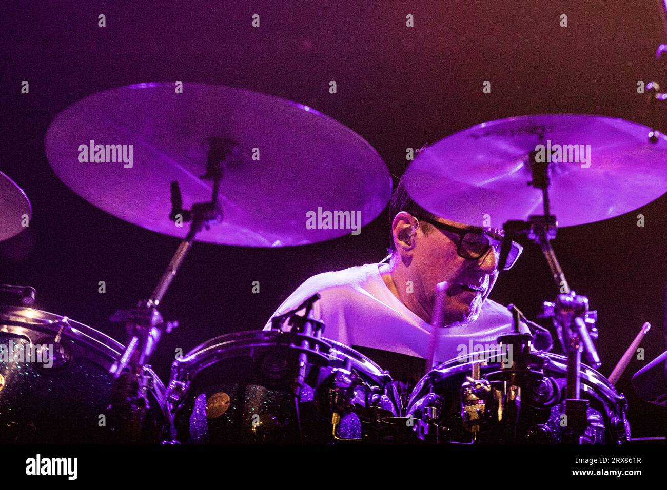 Amsterdam, Niederlande. September 2023. AMSTERDAM - die Band New Order mit dem ursprünglichen Schlagzeuger Stephen Morris während eines Konzerts im Ziggo Dome. Die englische Band spielt zum ersten Mal in diesem Amsterdamer Konzertsaal. ANP PAUL BERGEN netherlands Out - belgium Out Credit: ANP/Alamy Live News Stockfoto