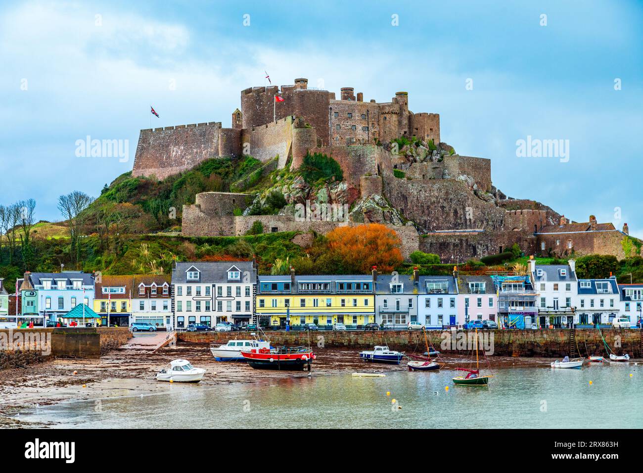 Mount Orgueil Castle über der Gorey Village Promenade mit Yachten am Ufer, Saint Martin, Bailiwick von Jersey, Kanalinseln, Großbritannien Stockfoto