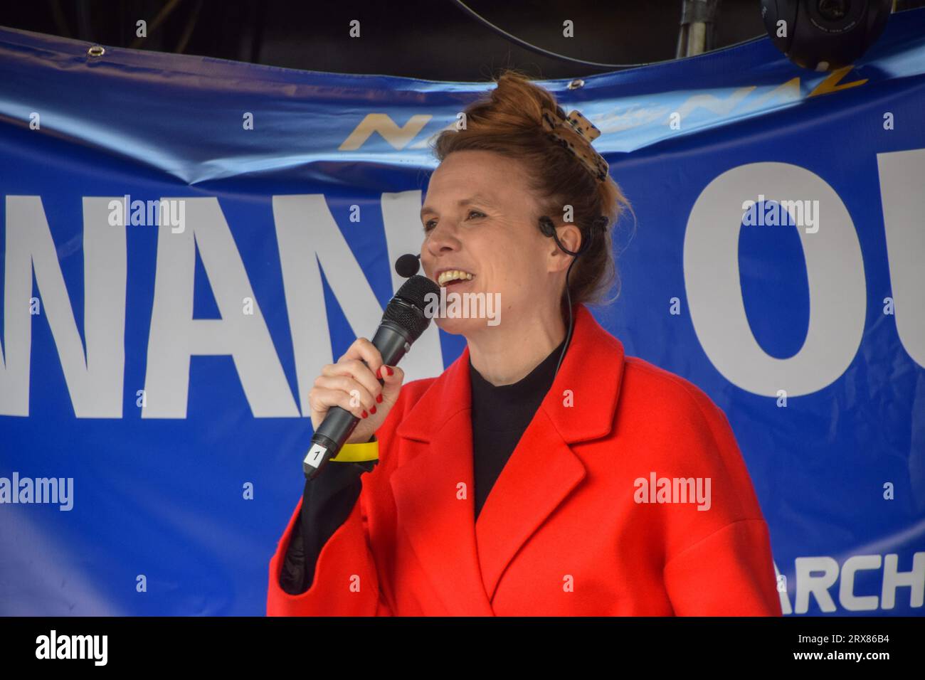 London, Großbritannien. September 2023. Terry Reintke, Mitglied des Europäischen Parlaments, hält eine Rede auf dem Platz des Parlaments. Tausende von Anti-Brexit-Demonstranten nahmen an der Nationalen Wiederantrittsmarsch im Zentrum Londons Teil und forderten, dass das Vereinigte Königreich wieder der EU Beitritt. Quelle: Vuk Valcic/Alamy Live News Stockfoto