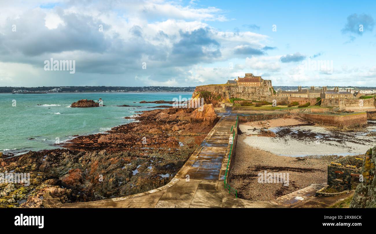 Elizabeth Castle in einem Ebbe Panorama, Saint Helier, Bailiwick von Jersey, Channel Islands, Großbritannien Stockfoto