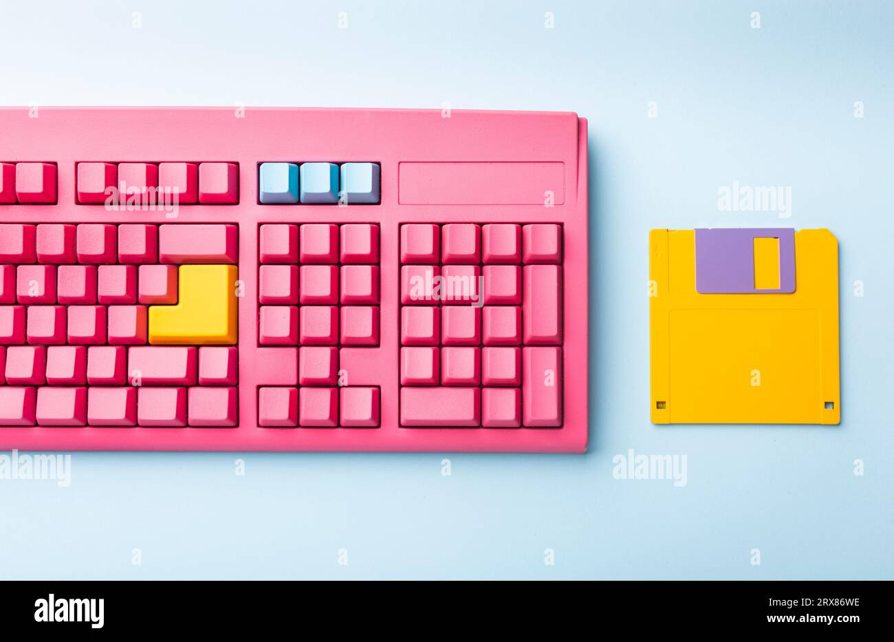 Disketten und Tastatur auf hellen farbigen Hintergründen. Hochwertige Fotos Stockfoto