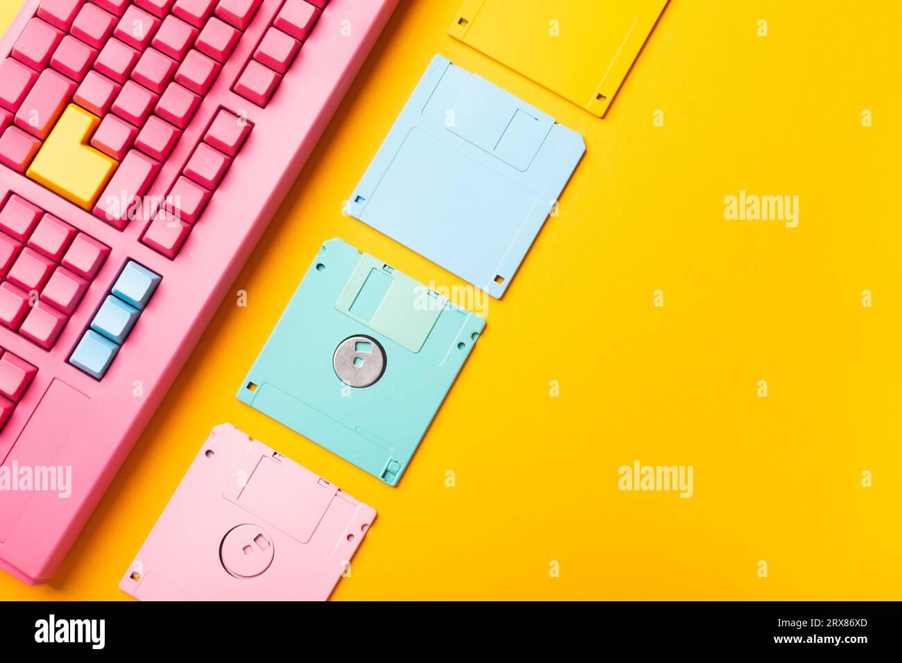 Disketten und Tastatur auf hellen farbigen Hintergründen. Hochwertige Fotos Stockfoto