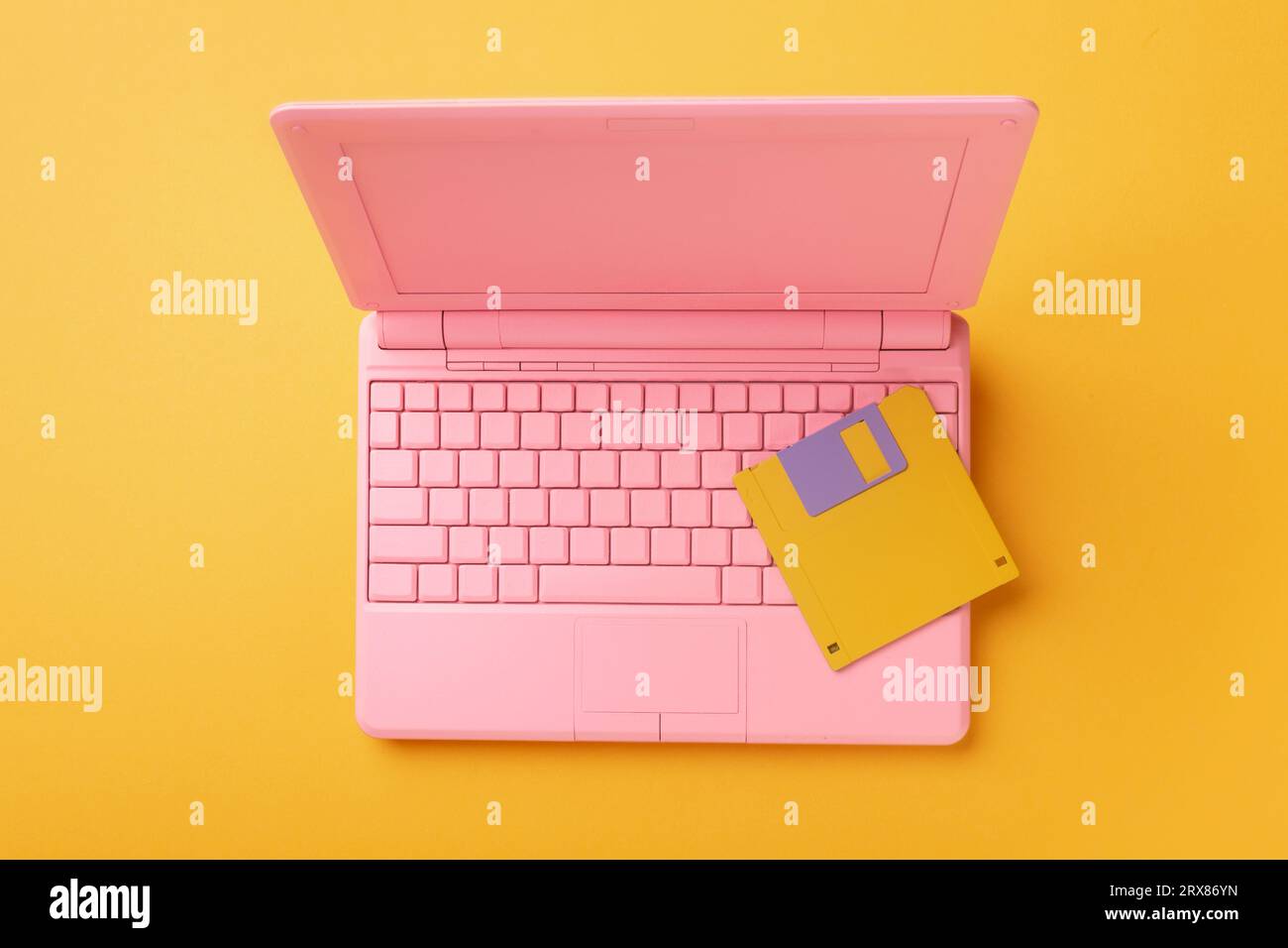 Farbiger pinColored Pink Laptop mit heller Diskette, Modernität Concept.k Laptop mit heller Diskette, Modernität Concept. Hochwertige Fotos Stockfoto