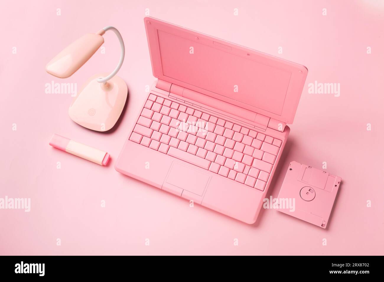Farbiger pinColored Pink Laptop mit heller Diskette, Modernität Concept.k Laptop mit heller Diskette, Modernität Concept. Hochwertige Fotos Stockfoto