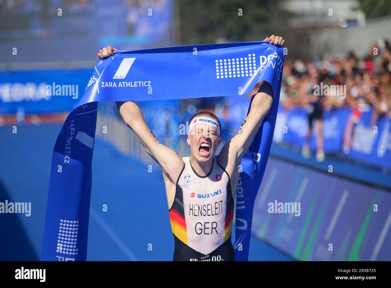 Pontevedra, Spanien, 23. September 2023: Der deutsche Triathlet Simon Henseleit feiert am 23. September 2023 in Pontevedra, Spanien, den Sieg bei der Männer-U23-Triathlon-Weltmeisterschaft 2023. Quelle: Alberto Brevers / Alamy Live News. Stockfoto