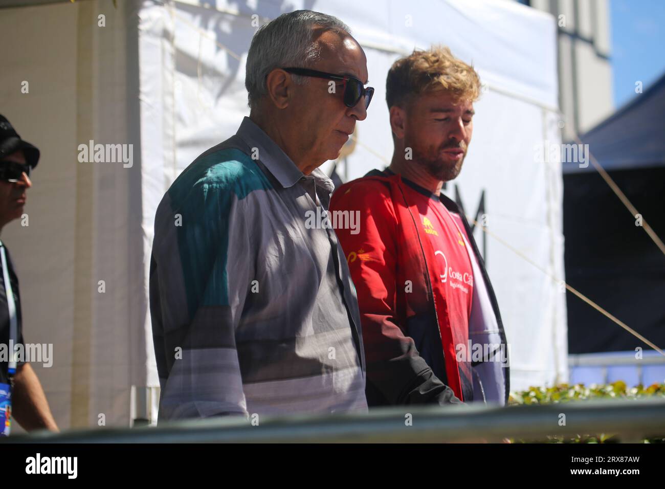 Pontevedra, Spanien, 23. September 2023: Der Präsident des spanischen Olympischen Komitees Alejandro Blanco (L) während der Männer-U23-Triathlon-Weltmeisterschaft 2023 am 23. September 2023 in Pontevedra, Spanien. Quelle: Alberto Brevers / Alamy Live News. Stockfoto