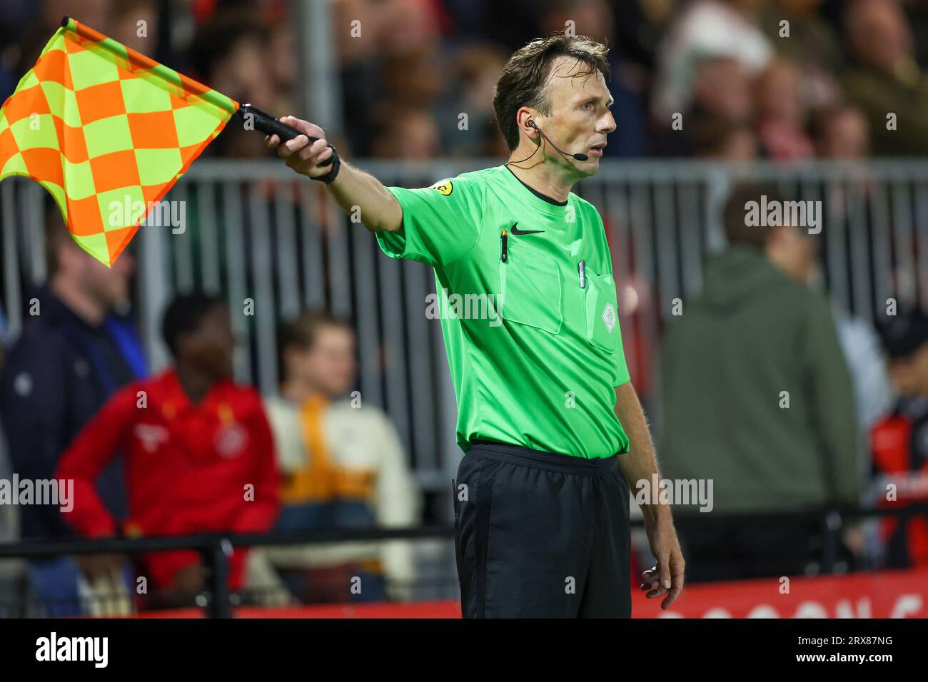 Almere, Niederlande. September 2023. ALMERE, NIEDERLANDE - 23. SEPTEMBER: Schiedsrichter Jonathan van Dongen während des niederländischen Eredivisie-Spiels zwischen Almere City FC und PSV im Yanmar Stadion am 23. SEPTEMBER 2023 in Almere, Niederlande. (Foto: Peter Lous/Orange Pictures) Credit: Orange Pics BV/Alamy Live News Stockfoto