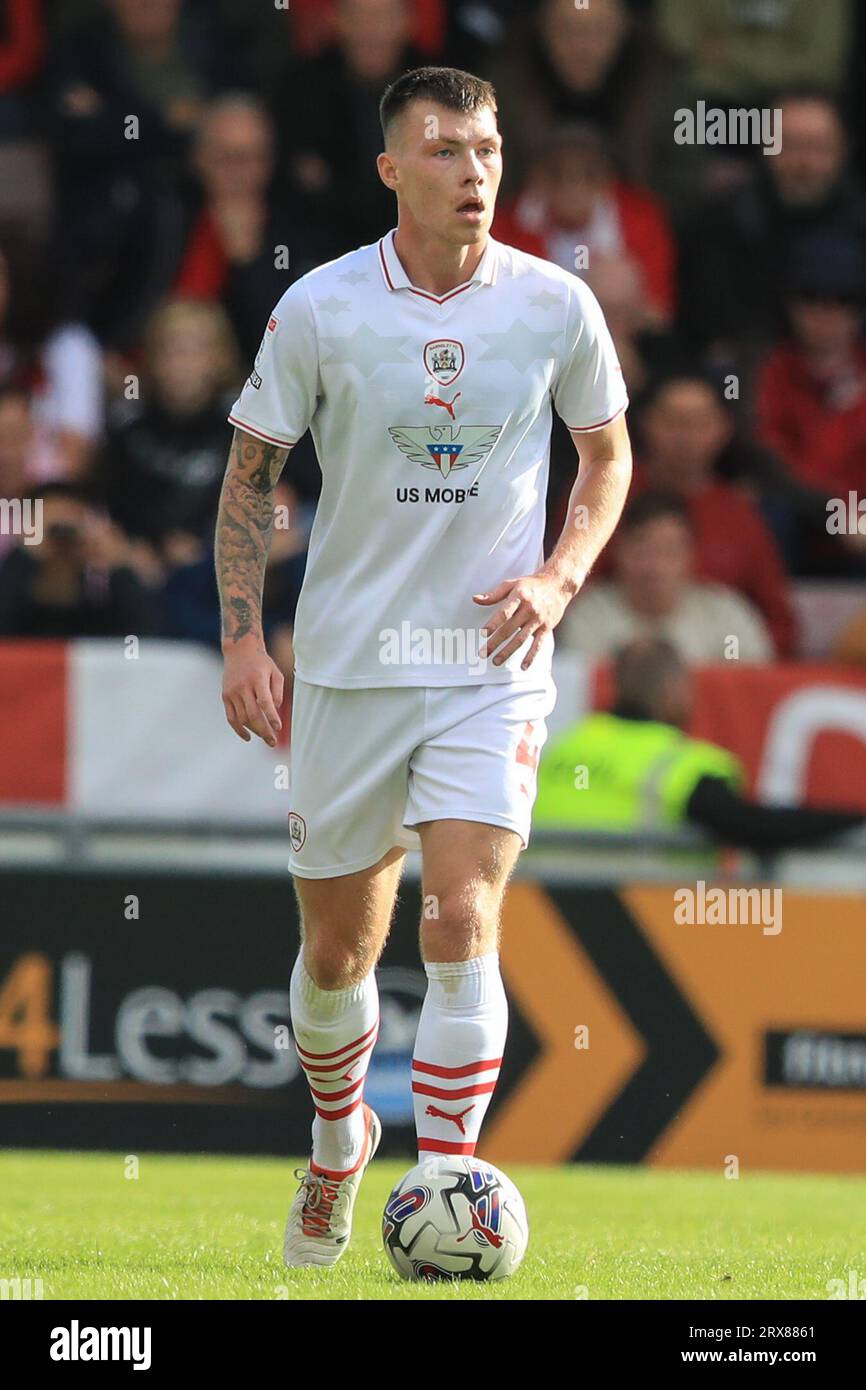 Kacper Łopata #4 von Barnsley während des Sky Bet League 1-Spiels Northampton Town gegen Barnsley im Sixfields Stadium, Northampton, Großbritannien, 23. September 2023 (Foto: Alfie Cosgrove/News Images) Stockfoto