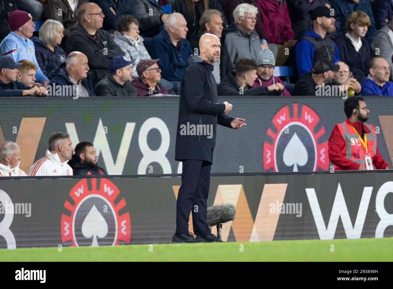 Burnley, Großbritannien. Samstag, 23. September 2023. Manchester United Manager Erik Ten Hag während des Premier League Spiels zwischen Burnley und Manchester United im Turf Moor, Burnley am Samstag, 23. September 2023. (Foto: Mike Morese | MI News) Credit: MI News & Sport /Alamy Live News Stockfoto