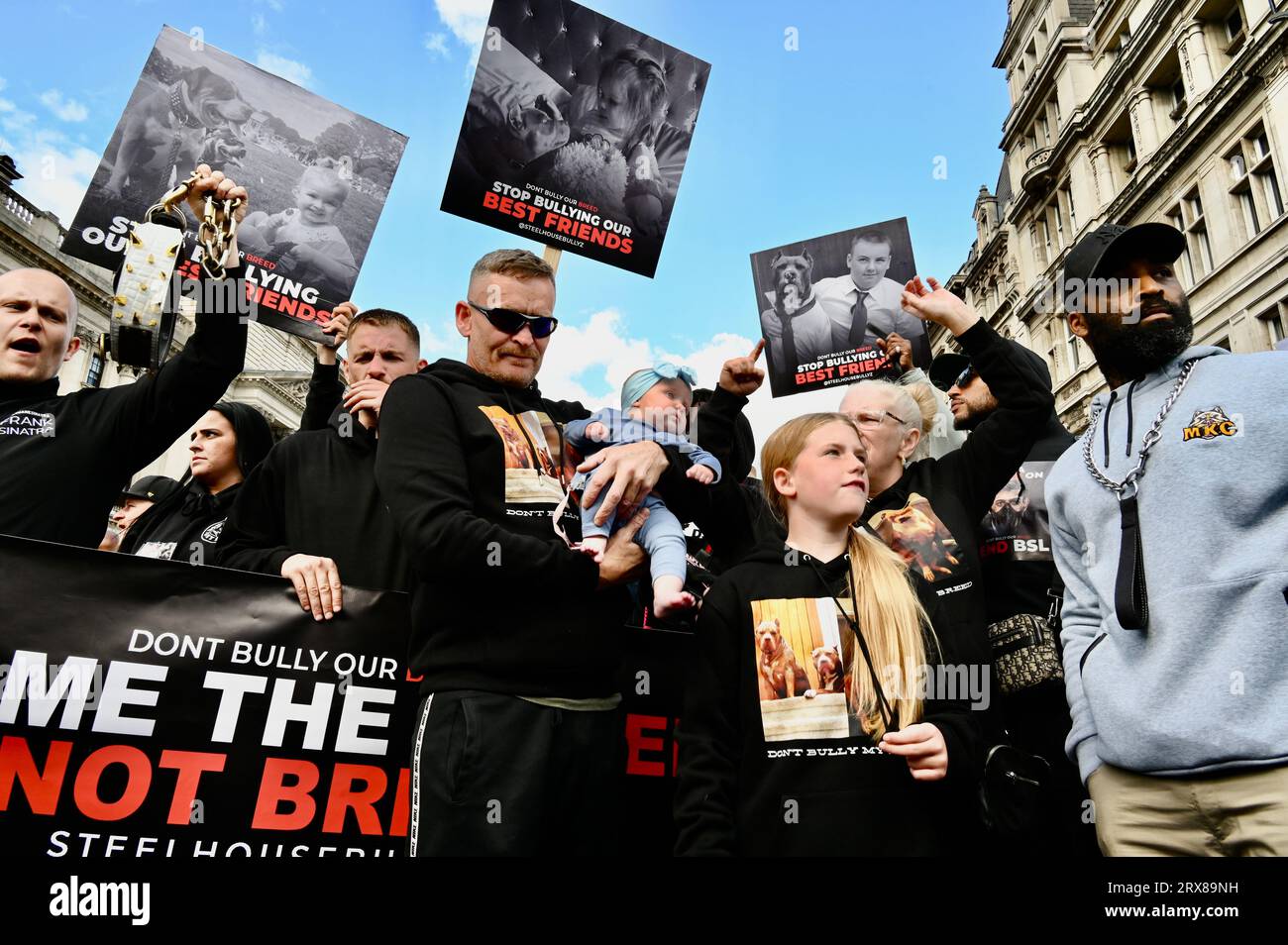 Der amerikanische Bully XL protestiert gegen den Vorschlag von Premierminister Rishi Sunak, die Rasse zu verbieten, Whitehall, London, Großbritannien Stockfoto