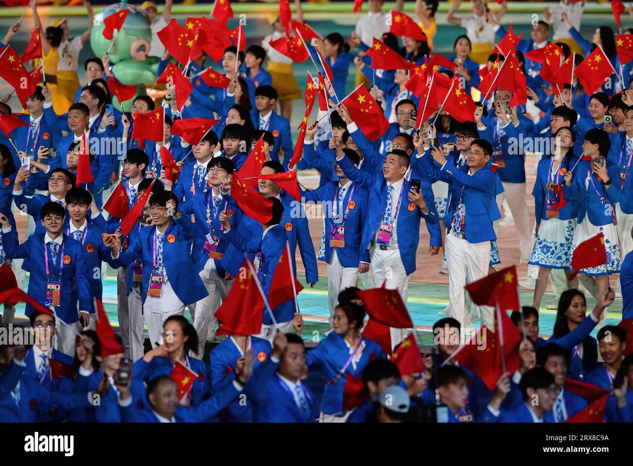 Hangzhou, China. September 2023. Das Athletenteam der Volksrepublik China wird während der Eröffnungszeremonie der 19. Asiatischen Spiele im Hangzhou Olympic Sports Center Stadium gesehen. (Foto: Luis Veniegra/SOPA Images/SIPA USA) Credit: SIPA USA/Alamy Live News Stockfoto