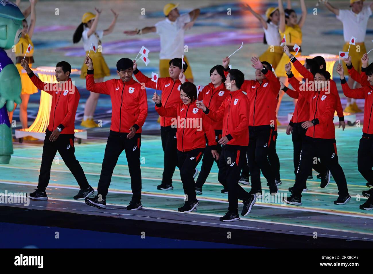 Hangzhou, China. September 2023. Das japanische Athletenteam wird während der Eröffnungszeremonie der 19. Asiatischen Spiele im Hangzhou Olympic Sports Center Stadium gesehen. (Foto: Luis Veniegra/SOPA Images/SIPA USA) Credit: SIPA USA/Alamy Live News Stockfoto