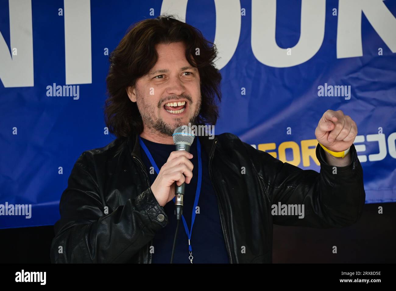 Parliament Square, London, Großbritannien. September 2023. Sprecher Mike Galsworthy bei der National Rejoin March II Rally auf dem Parliament Square. Es gibt Gerüchte, dass Großbritannien der Europäischen Union als „assoziiertes Mitglied“ im Rahmen der Pläne Frankreichs und Deutschlands für die Expansion des Blocks wieder beitreten könnte. Kredit: Siehe Li/Picture Capital/Alamy Live News Stockfoto