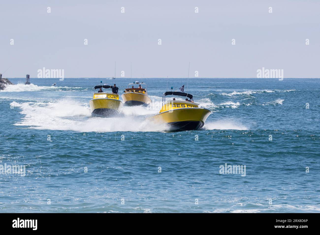 Rettungsboote aus Kalifornien zollen Ben Carlson an seinem Gedenktag Newport Beach Tribut. USA. Der am 6. Juli 2014 bei der Rettung eines anderen ums Leben kam Stockfoto