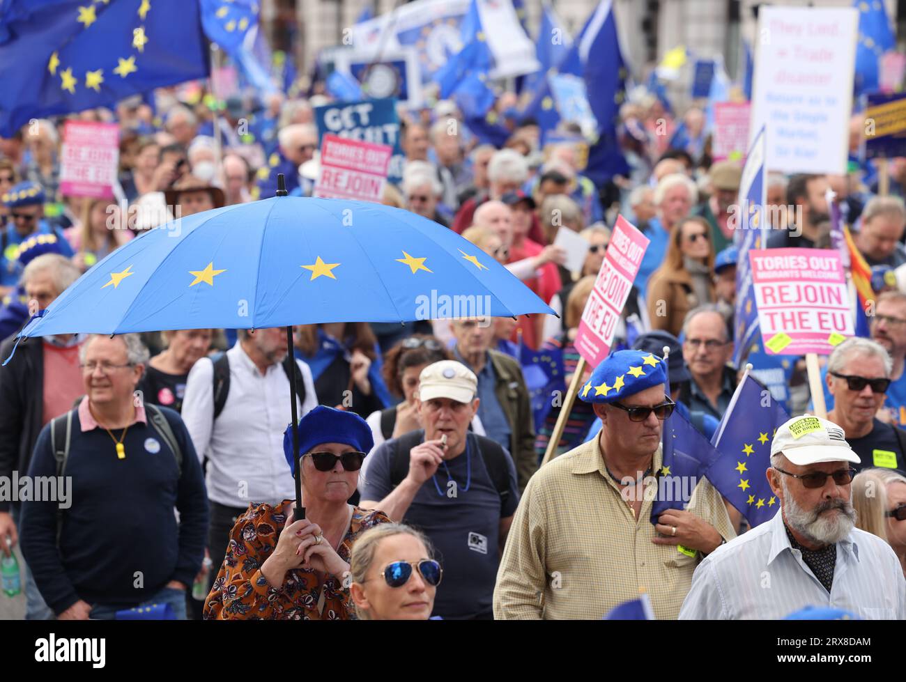 London, Großbritannien. September 2023. Pro-EU-Unterstützer schlossen sich dem Nationalen Wiedereintrittsmarsch an, während die Kampagne zur Wiederaufnahme der Europäischen Union an Stärke gewinnt. Plakate und Flaggen aus ganz Großbritannien und Europa wurden geflogen. Quelle: Monica Wells/Alamy Live News Stockfoto