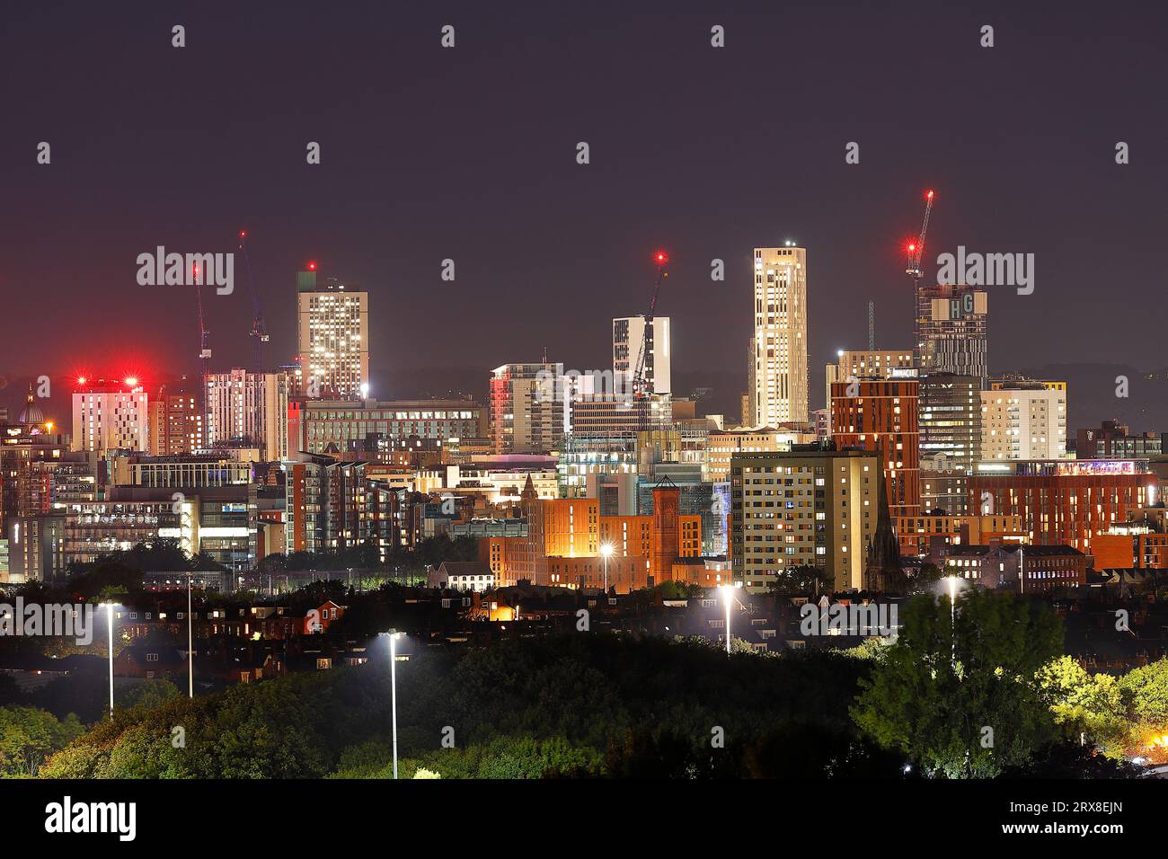 Ein Blick auf das nächtliche Stadtzentrum von Leeds, das derzeit mit verschiedenen neuen hohen Gebäuden wächst, die im Bau sind Stockfoto