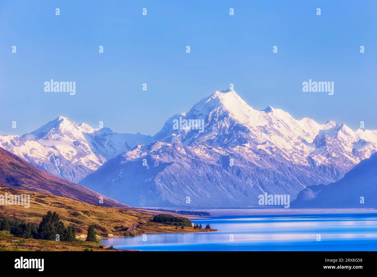 Majestätischer Mt Cook über dem Lake Pukaki in Neuseeland - beliebtes Touristenziel und ikonische Landschaft. Stockfoto