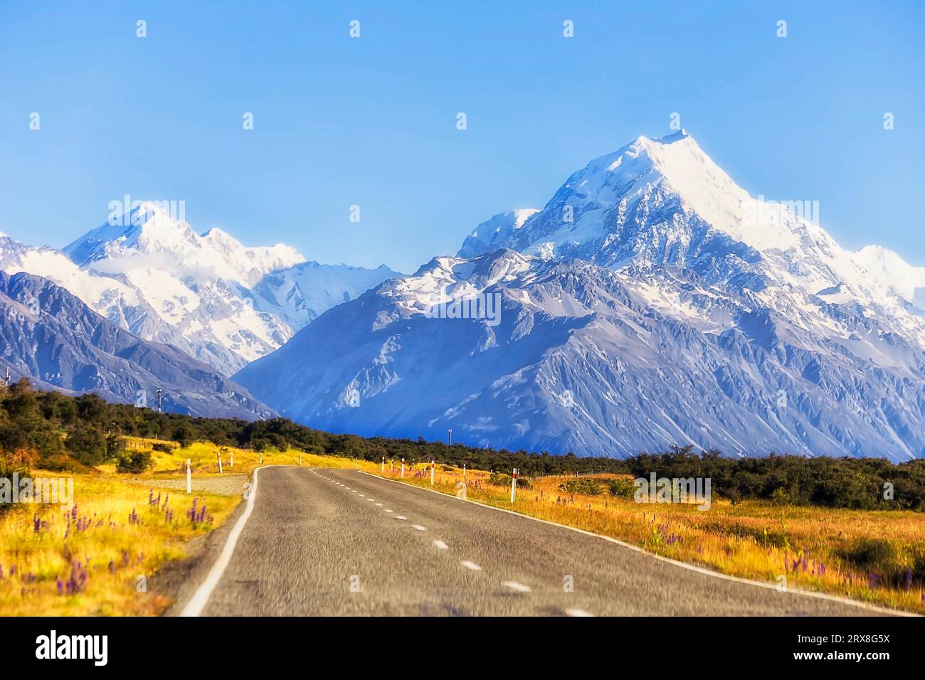 Malerisches Tal, das zum Mt. Cook in der Gegend von Canterbury auf Neuseeland South Island führt - beliebtes Reiseziel für Touristen. Stockfoto