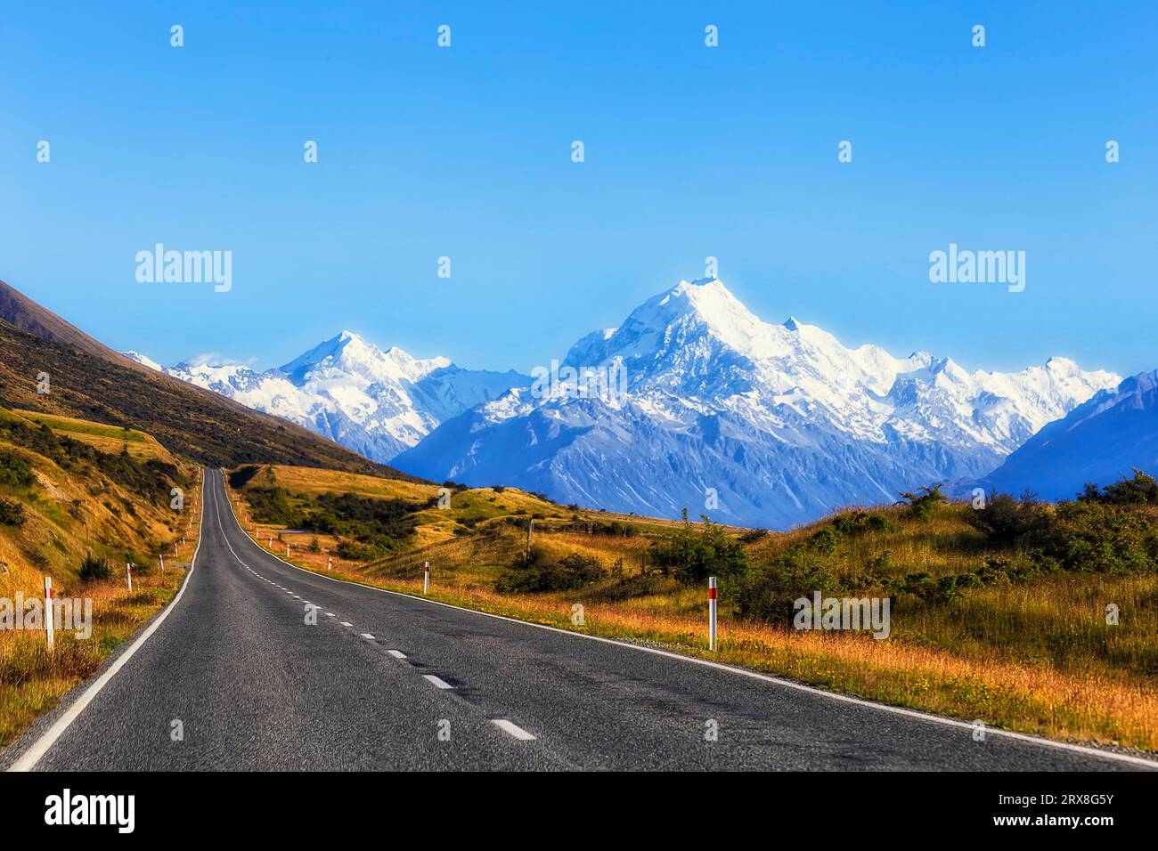 Highway 80 zum Mt Cook in Neuseeland Canterbury Country durch das malerische Bergtal - beliebte Touristenattraktion. Stockfoto