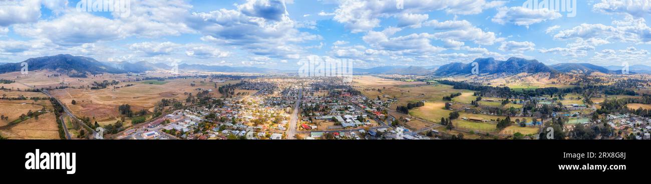Landschaftlich reizvolles Tal mit Gloucester ländlicher Stadt in Australien in den Barrington Tops Mountains - weites Luftpanorama. Stockfoto