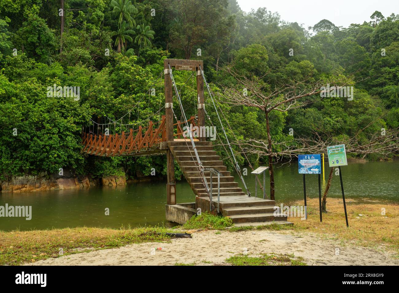 Die Brücke überquert den Meromitic Lake, Pantai Keracut (Turtle Beach), Taman Negara Pulau Pinang, Malaysia Stockfoto